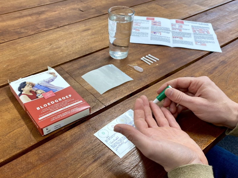 Je neemt een bloedgroep zelftest eenvoudig thuis af. Je neemt een bloedgroep zelftest eenvoudig thuis af.