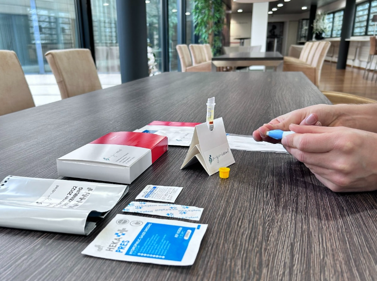 Het afnameproces bij een schildklier profiel bloedonderzoek. Je kunt de test eenvoudig zelf afnemen. Het afnameproces bij een schildklier profiel bloedonderzoek. Je kunt de test eenvoudig zelf afnemen.