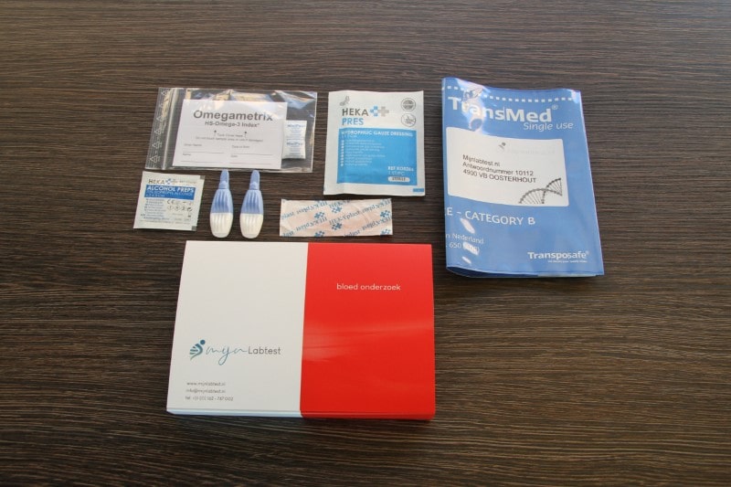 In de kit vind je alle benodigde materialen om de vetzuren test zelf af te nemen en je sample kosteloos retour te sturen. In de kit vind je alle benodigde materialen om de vetzuren test zelf af te nemen en je sample kosteloos retour te sturen.