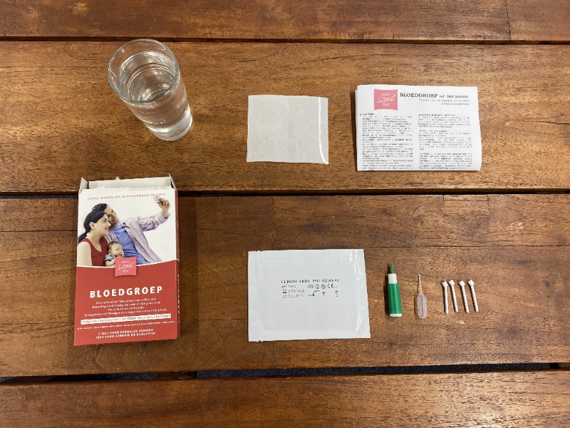 Jouw pakketje bevat alle materialen om de bloedgroep test af te nemen. Jouw pakketje bevat alle materialen om de bloedgroep test af te nemen.