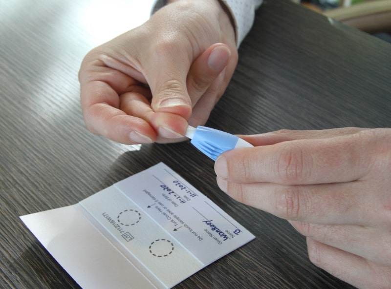 Middels een vingerprik kun je je sample voor de omega 3 index test afnemen.
