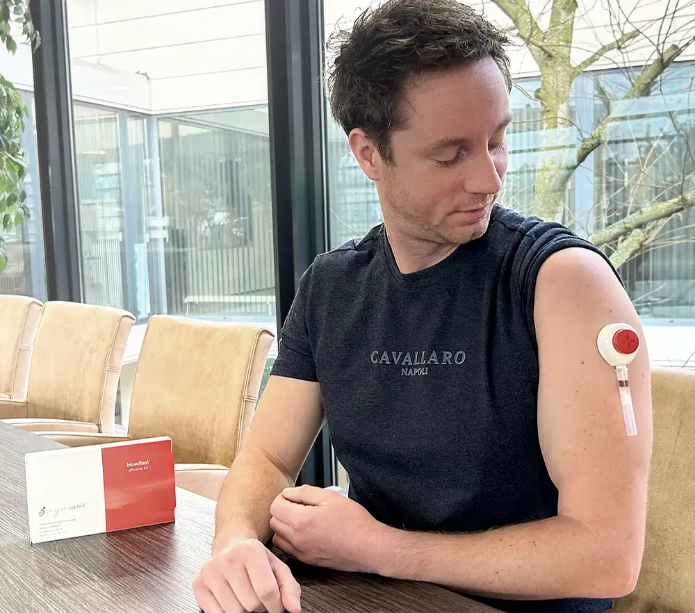 Man die bloed afneemt met behulp van Tasso+